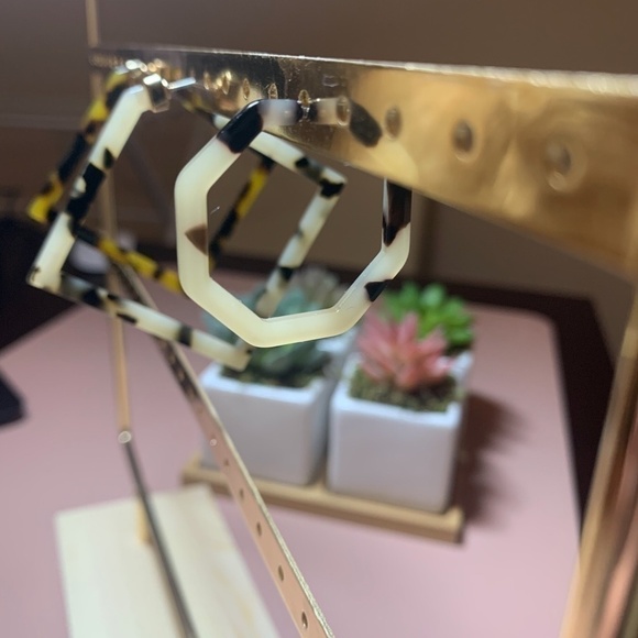 SALE💚 any 3 for $18 💚 Light & Dark Tortoise Acrylic Hoops Earrings - Picture 2 of 5